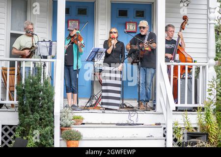 Somerville, MA USA 2. Oktober 2021: Die Fort Point Ramblers spielen Bluegrass-Musik auf der Mountain Avenue im Rahmen des Somerville Porchfest, das von gesponsert wird Stockfoto