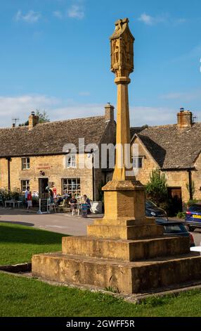 Guiting Power, Gloucestershire, England, Großbritannien. 2021. Guiting Power wählte eines der besten Dörfer Englands. Dorfzentrum mit der Alten Post & Tee r Stockfoto