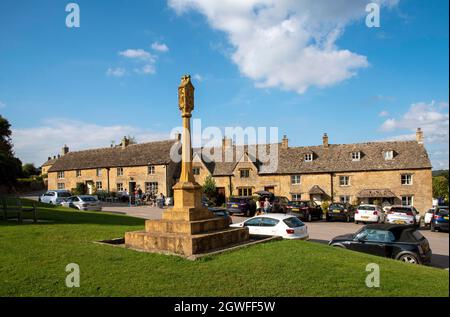 Guiting Power, Gloucestershire, England, Großbritannien. 2021. Guiting Power wählte eines der besten Dörfer Englands. Dorfzentrum mit der Alten Post & Tee r Stockfoto