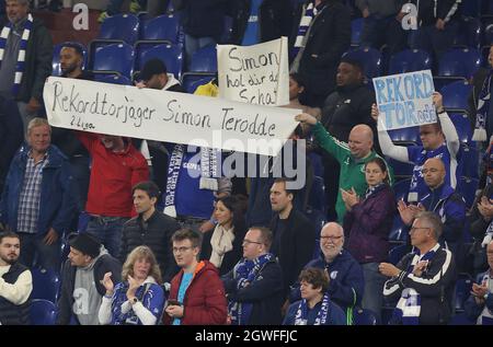 firo: 03.10.2021 Fuvuball: Fußball: 2. Bundesliga, Saison 2021/2022 FC Schalke 04 - FC Ingolstadt Plakat-Banner, Fans, Rekordtorjv§ger 3: 0, Simon Terodde, goalrekord set, Von Dieter Schatzschneider Rekordtorschütze der 2. Liga Stockfoto