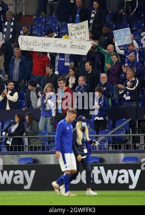 firo: 03.10.2021 Fuvuball: Fußball: 2. Bundesliga, Saison 2021/2022 FC Schalke 04 - FC Ingolstadt Plakat-Banner, Fans, Rekordtorjv§ger 3: 0, Simon Terodde, goalrekord set, Von Dieter Schatzschneider Rekordtorschütze der 2. Liga Stockfoto