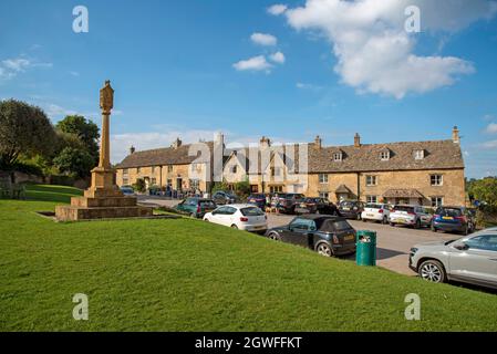 Guiting Power, Gloucestershire, England, Großbritannien. 2021. Guiting Power wählte eines der besten Dörfer Englands. Dorfzentrum mit der Alten Post & Tee r Stockfoto