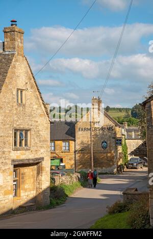 Guiting Power, Gloucestershire, England, Großbritannien. 2021. Guiting Power wählte eines der besten Dörfer Englands. Village Center Pub, The Farmers Arms. Stockfoto