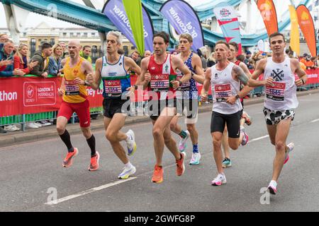 Läufer, die den 41. London Marathon absolvieren, laufen über die Tower Bridge. London - 3. Oktober 2021 Stockfoto