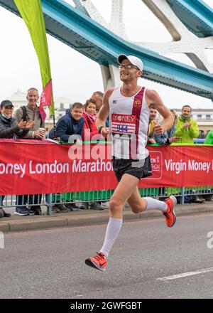 Läufer, die den 41. London Marathon absolvieren, laufen über die Tower Bridge. London - 3. Oktober 2021 Stockfoto