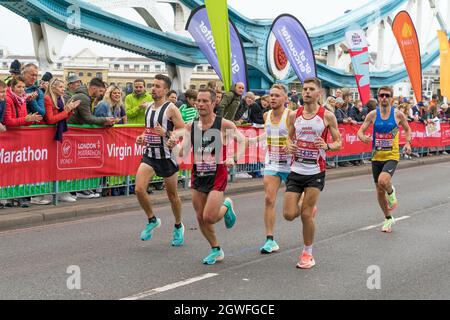 Läufer, die den 41. London Marathon absolvieren, laufen über die Tower Bridge. London - 3. Oktober 2021 Stockfoto