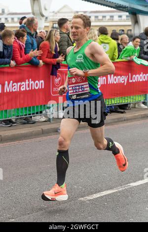 Läufer, die den 41. London Marathon absolvieren, laufen über die Tower Bridge. London - 3. Oktober 2021 Stockfoto