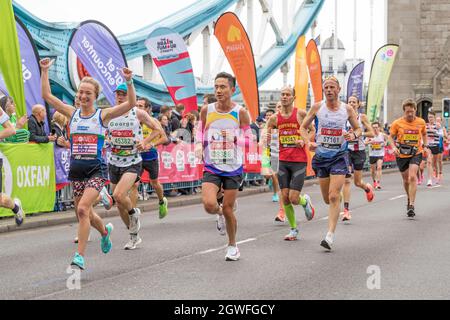 Läufer, die den 41. London Marathon absolvieren, laufen über die Tower Bridge. London - 3. Oktober 2021 Stockfoto