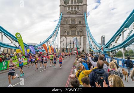 Läufer, die den 41. London Marathon absolvieren, laufen über die Tower Bridge. London - 3. Oktober 2021 Stockfoto