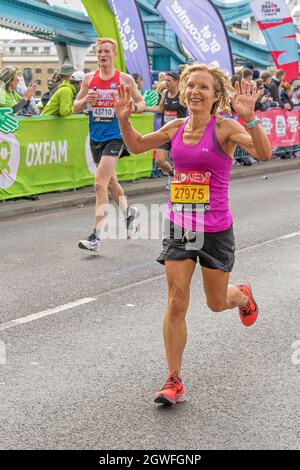 Läufer, die den 41. London Marathon absolvieren, laufen über die Tower Bridge. London - 3. Oktober 2021 Stockfoto