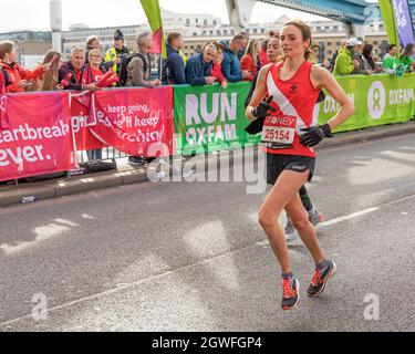 Läufer, die den 41. London Marathon absolvieren, laufen über die Tower Bridge. London - 3. Oktober 2021 Stockfoto