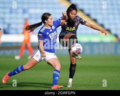 Shannon O'Brien von Leicester City (links) und Asmita Ale von Tottenham Hotspur kämpfen während des FA Women's Super League-Spiels im King Power Stadium, Leicester, um den Ball. Bilddatum: Sonntag, 3. Oktober 2021. Stockfoto