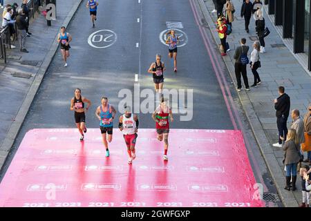 Läufer, die den 41. London Marathon absolvieren, laufen entlang des Victoria Embankment. London - 3. Oktober 2021 Stockfoto