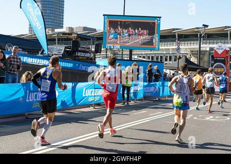 Läufer, die den 41. London Marathon absolvieren, laufen entlang des Victoria Embankment. London - 3. Oktober 2021 Stockfoto