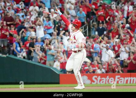 St. Louis Cardinals Harrison Bader hebt seinen Arm, nachdem er einen Solo-Heimlauf gegen die Chicago Cubs im ersten Inning im Busch Stadium in St. Louis am Samstag, den 2. Oktober 2021, gemacht hat. Foto von Bill Greenblatt/UPI Stockfoto