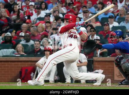 St. Louis Cardinals Harrison Bader beobachtet, wie der Baseballspieler das Stadion für einen Solo-Heimlauf gegen die Chicago Cubs im ersten Inning im Busch Stadium in St. Louis am Samstag, 2. Oktober 2021, verlässt. Foto von Bill Greenblatt/UPI Stockfoto