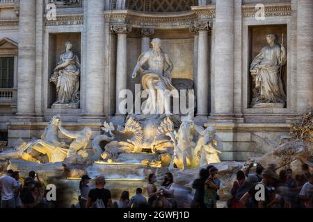 Der weltberühmte Trevi-Brunnen in der Abenddämmerung in Rom, Italien. Barockes Wahrzeichen mit der Oceanus-Statue in der Mitte, flankiert von Fülle und Salubrity. Stockfoto