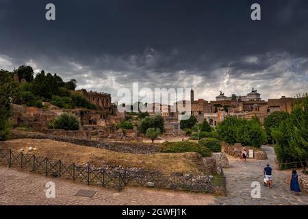 Sturmwolken über der antiken Stadt Rom in Italien, vom Forum Romanum aus gesehen. Stockfoto