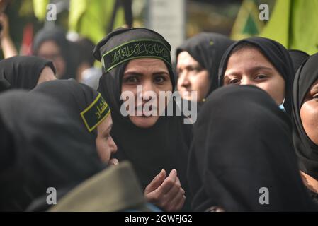 London, Großbritannien. 3. Oktober 2021. Hunderte von Muslimen marschieren auf London zur jährlichen Arbaeen-Prozession zu Ehren von Husain ibn Ali, dem Enkel des Propheten Muhammed. Quelle: Andrea Domeniconi/Alamy Live News Stockfoto