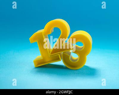 Nahaufnahme von Gelben Zahlen Spielzeug über blauem Hintergrund