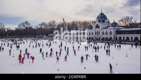 BUDAPEST, UNGARN - 31. DEZEMBER 2018: Viele Menschen verbringen ihren Urlaub Schlittschuhlaufen in City Park Eisbahn in Budapest, Ungarn. Der Stadtpark ist Europas größte Stadt Stockfoto