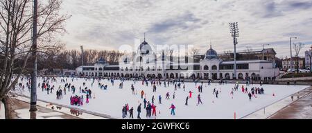 BUDAPEST, UNGARN - 31. DEZEMBER 2018: Viele Menschen verbringen ihren Urlaub Schlittschuhlaufen in City Park Eisbahn in Budapest, Ungarn. Der Stadtpark ist Europas größte Stadt Stockfoto