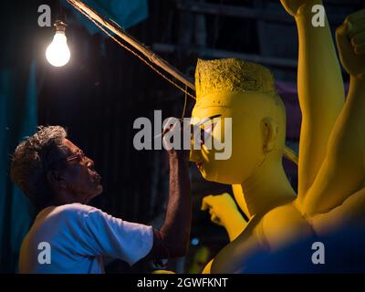 Ein Mann, der Durga Idol mit selektivem Fokus malt Stockfoto