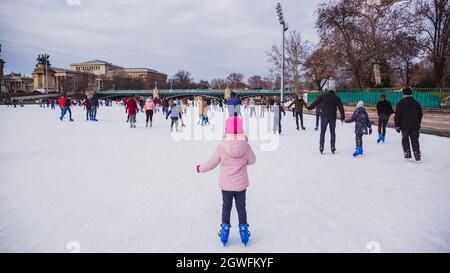 BUDAPEST, UNGARN - 31. DEZEMBER 2018: Viele Menschen verbringen ihren Urlaub Schlittschuhlaufen in City Park Eisbahn in Budapest, Ungarn. Der Stadtpark ist Europas größte Stadt Stockfoto