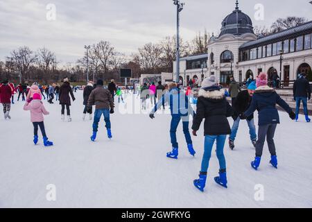 BUDAPEST, UNGARN - 31. DEZEMBER 2018: Viele Menschen verbringen ihren Urlaub Schlittschuhlaufen in City Park Eisbahn in Budapest, Ungarn. Der Stadtpark ist Europas größte Stadt Stockfoto