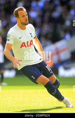 London, Großbritannien. Oktober 2021. Harry Kane von Tottenham Hotspur während des Spiels in Aktion. Premier League Spiel, Tottenham Hotspur gegen Aston Villa im Tottenham Hotspur Stadium in London am Sonntag, 3. Oktober 2021. Dieses Bild darf nur für redaktionelle Zwecke verwendet werden. Nur zur redaktionellen Verwendung, Lizenz für kommerzielle Nutzung erforderlich. Keine Verwendung bei Wetten, Spielen oder Veröffentlichungen in einem Club/einer Liga/einem Spieler. PIC von Steffan Bowen/Andrew Orchard Sports Photography/Alamy Live News Credit: Andrew Orchard Sports Photography/Alamy Live News Stockfoto