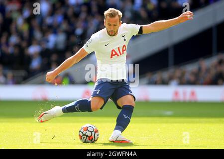 London, Großbritannien. Oktober 2021. Harry Kane von Tottenham Hotspur während des Spiels in Aktion. Premier League Spiel, Tottenham Hotspur gegen Aston Villa im Tottenham Hotspur Stadium in London am Sonntag, 3. Oktober 2021. Dieses Bild darf nur für redaktionelle Zwecke verwendet werden. Nur zur redaktionellen Verwendung, Lizenz für kommerzielle Nutzung erforderlich. Keine Verwendung bei Wetten, Spielen oder Veröffentlichungen in einem Club/einer Liga/einem Spieler. PIC von Steffan Bowen/Andrew Orchard Sports Photography/Alamy Live News Credit: Andrew Orchard Sports Photography/Alamy Live News Stockfoto