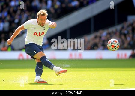 London, Großbritannien. Oktober 2021. Harry Kane von Tottenham Hotspur während des Spiels in Aktion. Premier League Spiel, Tottenham Hotspur gegen Aston Villa im Tottenham Hotspur Stadium in London am Sonntag, 3. Oktober 2021. Dieses Bild darf nur für redaktionelle Zwecke verwendet werden. Nur zur redaktionellen Verwendung, Lizenz für kommerzielle Nutzung erforderlich. Keine Verwendung bei Wetten, Spielen oder Veröffentlichungen in einem Club/einer Liga/einem Spieler. PIC von Steffan Bowen/Andrew Orchard Sports Photography/Alamy Live News Credit: Andrew Orchard Sports Photography/Alamy Live News Stockfoto