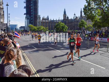 London, Großbritannien. Oktober 2021. Läufer passieren den Parliament Square während des London Marathon 2021. Kredit: Vuk Valcic / Alamy Live Nachrichten Stockfoto