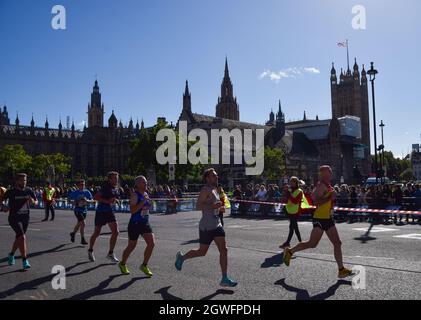 London, Großbritannien. Oktober 2021. Läufer passieren den Parliament Square während des London Marathon 2021. Kredit: Vuk Valcic / Alamy Live Nachrichten Stockfoto