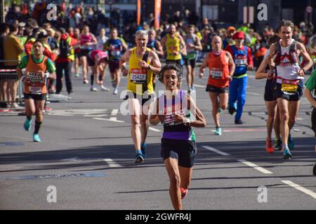 London, Großbritannien. Oktober 2021. Läufer passieren den Parliament Square während des London Marathon 2021. Kredit: Vuk Valcic / Alamy Live Nachrichten Stockfoto