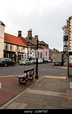 Die Hauptstraße durch die kleine Marktstadt Wooler mit vielen Geschäften und Pubs, beliebt bei Spaziergängern und als das Tor zu den Cheviots bezeichnet Stockfoto