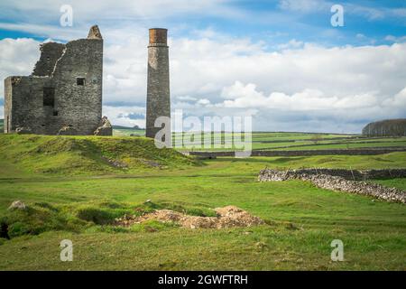 Das kornische Maschinenhaus und der kreisförmige Kamin bei der Magpie Mine, Sheldon, einer erhaltenen Bleimine im Peak District National Park - mit weißem Raum Stockfoto