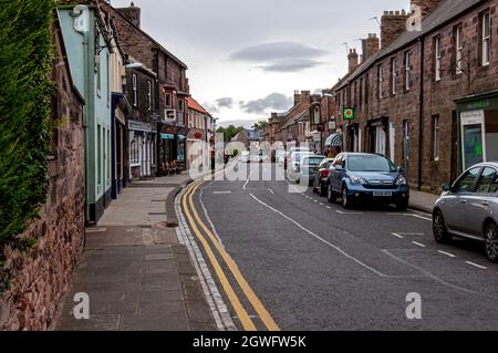 Die Hauptstraße durch die kleine Marktstadt Wooler mit vielen Geschäften und Pubs, beliebt bei Spaziergängern und als das Tor zu den Cheviots bezeichnet Stockfoto