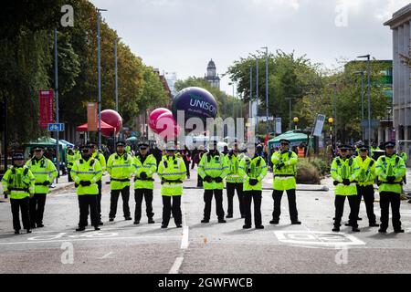 Manchester, Großbritannien. Oktober 2021. Die Polizei wartet auf den Beginn des marsches der Volksversammlung. Soziale Bewegungen und Gewerkschaften vereinen sich und marschieren an der Parteikonferenz der Konservativen vorbei, die eine gerechtere Politik für die Arbeiterklasse fordert. Kredit: Andy Barton/Alamy Live Nachrichten Stockfoto