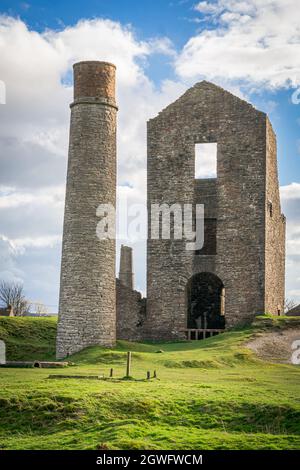 Das kornische Maschinenhaus und der kreisförmige Kamin bei der Magpie Mine, Sheldon, einer erhaltenen Bleimine im Peak District National Park Stockfoto