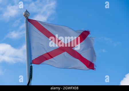 England St. George Rotes Kreuz auf weißem Hintergrund Flagge fliegen in Brise zeigt Fasern und Bewegung Stockfoto