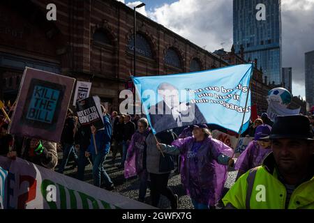 Manchester, Großbritannien. Oktober 2021. Menschen mit Plakaten marschieren zur Demonstration der Volksversammlung durch die Stadt. Soziale Bewegungen und Gewerkschaften vereinen sich und marschieren an der Parteikonferenz der Konservativen vorbei, die eine gerechtere Politik für die Arbeiterklasse fordert. Kredit: Andy Barton/Alamy Live Nachrichten Stockfoto