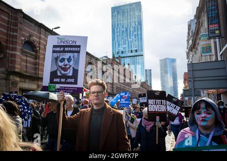 Manchester, Großbritannien. Oktober 2021. Menschen mit Plakaten marschieren zur Demonstration der Volksversammlung durch die Stadt. Soziale Bewegungen und Gewerkschaften vereinen sich und marschieren an der Parteikonferenz der Konservativen vorbei, die eine gerechtere Politik für die Arbeiterklasse fordert. Kredit: Andy Barton/Alamy Live Nachrichten Stockfoto