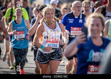London, England. Oktober 2021. Teilnehmer des London-Marathons 2021 an der Tower Bridge in London, England. Kredit: SMPNEWS / Alamy Live Nachrichten Stockfoto
