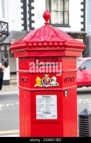 Penfold Hexagonal Post Box, Agincourt Square, Monmouth, South Wales Stockfoto