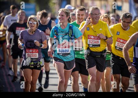 London, England. Oktober 2021. Teilnehmer des London-Marathons 2021 an der Tower Bridge in London, England. Kredit: SMPNEWS / Alamy Live Nachrichten Stockfoto