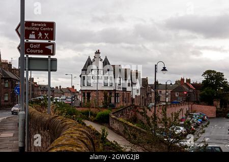 Das unverwechselbare Castle Hotel in Berwick on Tweed ist ein Eckgasthaus, das auch über ein Restaurant und eine Bar sowie zwei obere Türme mit kegelförmigen Dächern verfügt Stockfoto