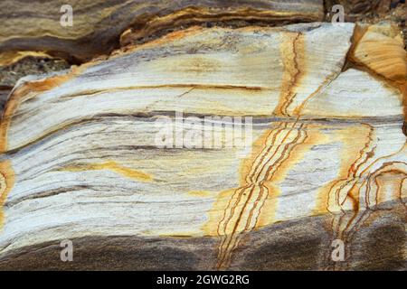 Die Dinosaur Coast zwischen Scarborough und Whitby wird von marinen Ablagerungen sedimentärer Sandsteine dominiert. Stockfoto