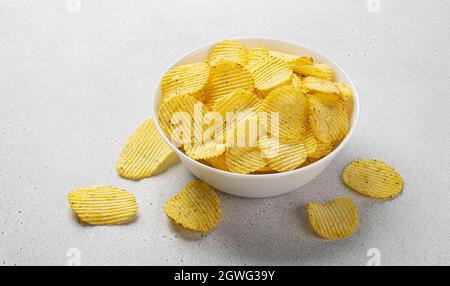 Wellkartoffelchips in der Schüssel, Draufsicht Stockfoto