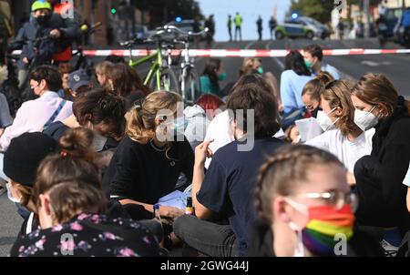 03. Oktober 2021, Sachsen-Anhalt, Halle (Saale): Teilnehmer einer Kundgebung gegen die Rechte protestieren gegen eine Prozession der Rechten. Die zentralen Feierlichkeiten zum Tag der Deutschen Einheit finden in Halle statt. Foto: Hendrik Schmidt/dpa-Zentralbild/dpa Stockfoto